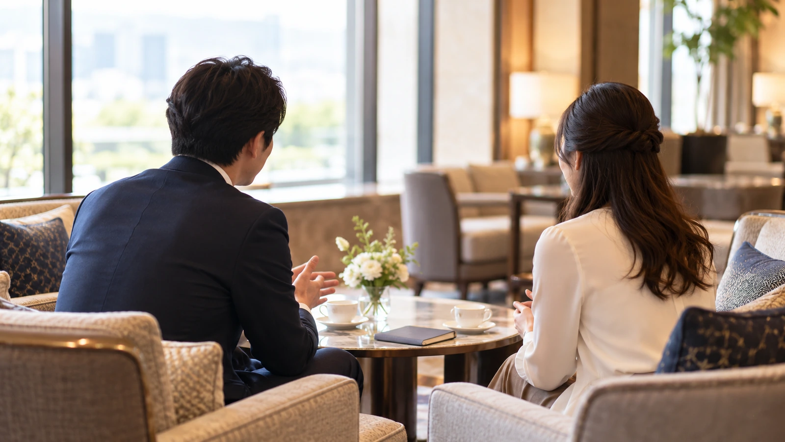 活動の記録を見ながら相談する様子