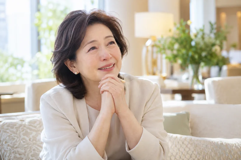 少し涙ぐみながらも笑顔になる母親