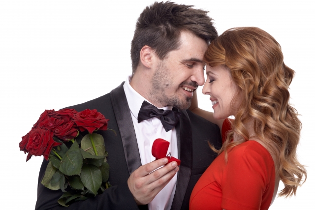 結婚婚約期間流れ同棲して入籍。婚約とはいつからプロポーズ方法指輪