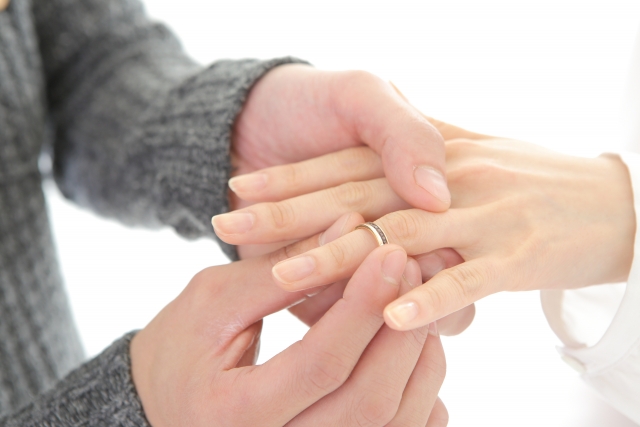 婚約結婚流れ婚約プロポーズ違い婚約者とは同棲いつから婚約指輪相場