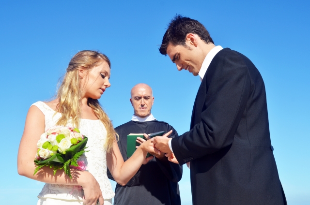 結婚誓いの言葉感動神父英語カトリック結婚式と人前式誓いのキス子供