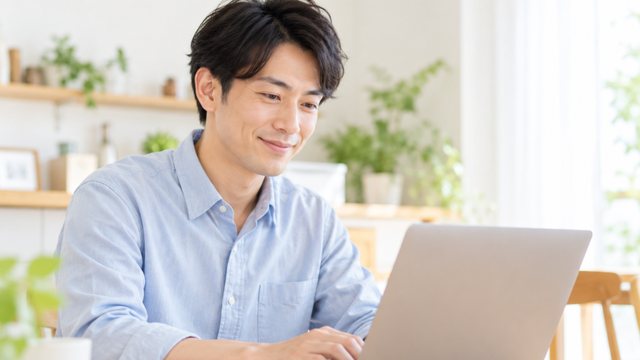 自宅でノートパソコンからオンライン入会の手続きをする男性