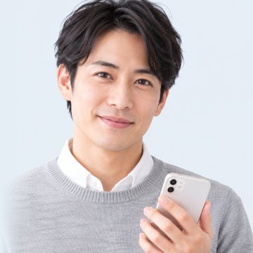 スマートフォンで無料婚活診断を始める男性