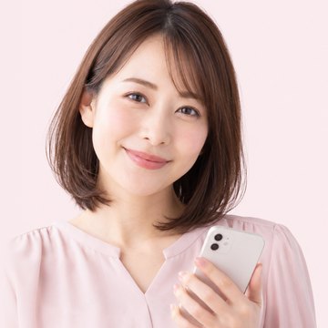 スマートフォンで無料婚活診断を始める女性